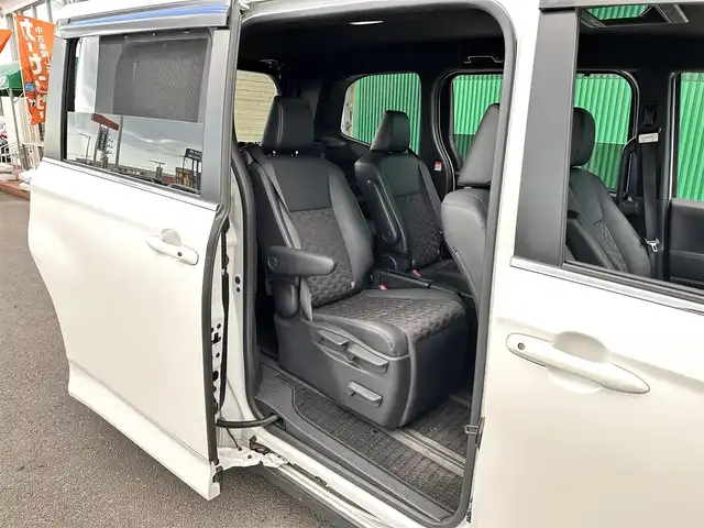 トヨタ ヴォクシー ハイブリッド S－Z 宮城県 2023(令5)年 4.9万km ホワイトパールクリスタルシャイン 快適利便パッケージHigh/・ハンズフリーパワースライドドア（運転席側/助手席側）/・パワーバックドア/・ナノイーX/・ステアリングヒーター/・シートヒーター（2列目左右）/・オットマン（2列目左右）/・角度調整付アームレスト（2列目左右）/ブラインドスポットモニター/＋安心降車アシスト/＋アドバンストドライブ/＋緊急時操舵支援/＋フロントクロストラフィックアラート/＋レーンチェンジアシスト/＋パーキングサポートブレーキ/ドライビングサポートパッケージ/・カラーヘッドアップディスプレイ/・デジタルインナーミラー/＝＝＝/セーフティセンス/・プリクラッシュセーフティ/・レーントレーシングアシスト/・レーダークルーズコントロール/・オートマチックハイビーム/・ロードサインアシスト/・ドライバー異常時対応システム/・プロアクティブドライビングアシスト/・発進遅れ告知機能/パーキングサポートブレーキ/8インチディスプレイオーディオ/バックカメラ/ETC/ドライブレコーダー/AC100V/1500W/シートヒーター