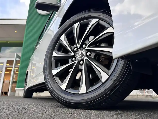 トヨタ ヴォクシー ハイブリッド S－Z 宮城県 2023(令5)年 4.9万km ホワイトパールクリスタルシャイン 快適利便パッケージHigh/・ハンズフリーパワースライドドア（運転席側/助手席側）/・パワーバックドア/・ナノイーX/・ステアリングヒーター/・シートヒーター（2列目左右）/・オットマン（2列目左右）/・角度調整付アームレスト（2列目左右）/ブラインドスポットモニター/＋安心降車アシスト/＋アドバンストドライブ/＋緊急時操舵支援/＋フロントクロストラフィックアラート/＋レーンチェンジアシスト/＋パーキングサポートブレーキ/ドライビングサポートパッケージ/・カラーヘッドアップディスプレイ/・デジタルインナーミラー/＝＝＝/セーフティセンス/・プリクラッシュセーフティ/・レーントレーシングアシスト/・レーダークルーズコントロール/・オートマチックハイビーム/・ロードサインアシスト/・ドライバー異常時対応システム/・プロアクティブドライビングアシスト/・発進遅れ告知機能/パーキングサポートブレーキ/8インチディスプレイオーディオ/バックカメラ/ETC/ドライブレコーダー/AC100V/1500W/シートヒーター