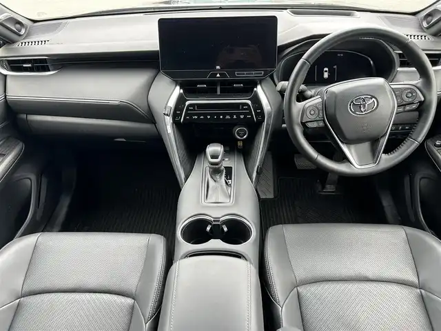 トヨタ ハリアー ハイブリッド Z 奈良県 2023(令5)年 1.1万km プレシャスブラックパール 純正12.3インチメーカーナビ/(AM/FM/BT/USB/フルセグTV）/JBLプレミアムサウンド/モデリスタエアロ/マフラーカッター/パノラマルーフ/パノラミックビューモニター/BSM/デジタルインナーミラー/黒革シート/メモリーシート/シートヒーター/シートベンチレーション/パワーシート/パワーバックドア/レーダークルーズコントロール/ビルトインETC2.0/トヨタセーフティセンス/・プリクラッシュセーフティ/・レーントレーシングアシスト/・オートマチックハイビーム/クリアランスソナー/ステアリングヒーター/革巻きステアリング/ステアリングスイッチ/電動サイドブレーキ/オートライト/純正フロアマット/純正ドアバイザー/電格ウインカーミラー/スペアキー/横滑り防止装置