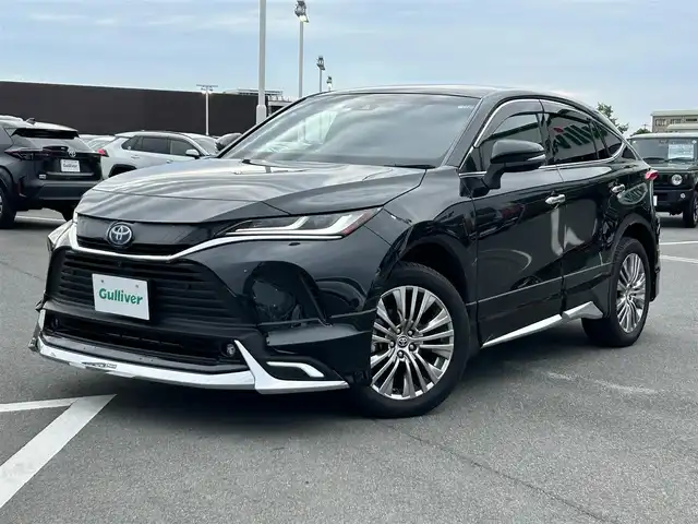 トヨタ ハリアー ハイブリッド Z 奈良県 2023(令5)年 1.1万km プレシャスブラックパール 純正12.3インチメーカーナビ/(AM/FM/BT/USB/フルセグTV）/JBLプレミアムサウンド/モデリスタエアロ/マフラーカッター/パノラマルーフ/パノラミックビューモニター/BSM/デジタルインナーミラー/黒革シート/メモリーシート/シートヒーター/シートベンチレーション/パワーシート/パワーバックドア/レーダークルーズコントロール/ビルトインETC2.0/トヨタセーフティセンス/・プリクラッシュセーフティ/・レーントレーシングアシスト/・オートマチックハイビーム/クリアランスソナー/ステアリングヒーター/革巻きステアリング/ステアリングスイッチ/電動サイドブレーキ/オートライト/純正フロアマット/純正ドアバイザー/電格ウインカーミラー/スペアキー/横滑り防止装置