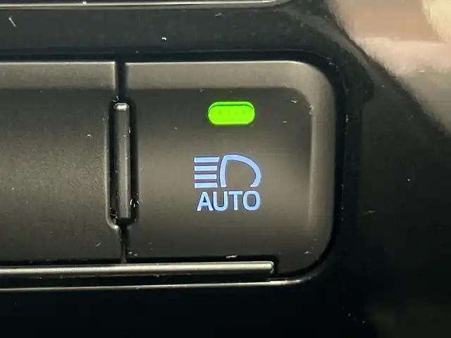 トヨタ プリウス S ツーリングセレクション 愛知県 2020(令2)年 6.1万km スーパーホワイトⅡ 禁煙車/純正7インチナビ/（CD/DVD/Bluetooth/フルセグTV/SD）/バックカメラ/トヨタセーフティセンス/・プリクラッシュセーフティ/・レーンディパーチャーアラート/・レーダークルーズコントロール/・オートマチックハイビーム/・先行車発進お知らせ機能/・ふらつき警報機能/ETC/ドライブレコーダー/シートヒーター/合皮シート/純正17インチアルミホイール/スマートキー/プッシュスタート/純正フロアマット/横滑り防止装置