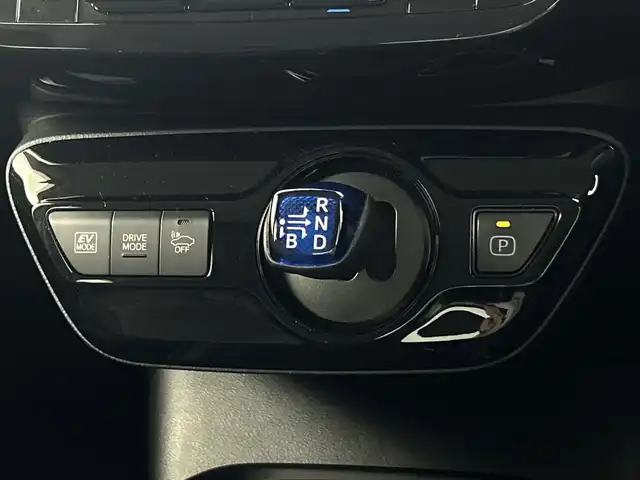 トヨタ プリウス S ツーリングセレクション 愛知県 2020(令2)年 6.1万km スーパーホワイトⅡ 禁煙車/純正7インチナビ/（CD/DVD/Bluetooth/フルセグTV/SD）/バックカメラ/トヨタセーフティセンス/・プリクラッシュセーフティ/・レーンディパーチャーアラート/・レーダークルーズコントロール/・オートマチックハイビーム/・先行車発進お知らせ機能/・ふらつき警報機能/ETC/ドライブレコーダー/シートヒーター/合皮シート/純正17インチアルミホイール/スマートキー/プッシュスタート/純正フロアマット/横滑り防止装置