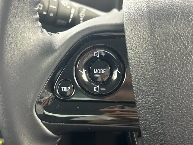 トヨタ プリウス S ツーリングセレクション 愛知県 2020(令2)年 6.1万km スーパーホワイトⅡ 禁煙車/純正7インチナビ/（CD/DVD/Bluetooth/フルセグTV/SD）/バックカメラ/トヨタセーフティセンス/・プリクラッシュセーフティ/・レーンディパーチャーアラート/・レーダークルーズコントロール/・オートマチックハイビーム/・先行車発進お知らせ機能/・ふらつき警報機能/ETC/ドライブレコーダー/シートヒーター/合皮シート/純正17インチアルミホイール/スマートキー/プッシュスタート/純正フロアマット/横滑り防止装置