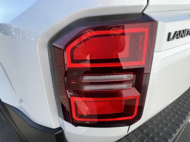 トヨタ ランドクルーザー ２５０ VX 栃木県 2024(令6)年 0.1万km プラチナホワイトパールマイカ ワンオーナー/衝突軽減システム/４WD/LEDヘッドライト/純正メモリナビ/フルセグ/全方位カメラ/パノラミックビューモニター機能/トヨタ純正18インチアルミ（冬タイヤ装着）/スマートキー/本革レザーシート/運転席パワーシート/前席シートヒーター/エアシート/デジタルインナーミラー(ドライブレコーダー一体型)/プッシュスタート/レーダークルーズコントロール追従走行有/LTA（レーントレーシングアシスト）/コーナーセンサー/オートマチックハイビーム/電動パーキングブレーキ/ブレーキホールド機能/MTモード付AT/ステアリングスイッチ/ステアリングヒーター/サンルーフ/ブラインドスポットモニター/ETC2.0/電動リアゲート/センターデフロック/ヘッドライトウォッシャー/ルーフレール/純正フロアマット/純正ドアバイザー/オートライト/ダブルオートエアコン/パワーステアリング/パワーウィンドウ/ヘッドライトレベライザー/横滑り防止/盗難防止装置/寒冷地仕様/電動格納ウィンカーミラー/保証書/記録簿/スペアキー1本有