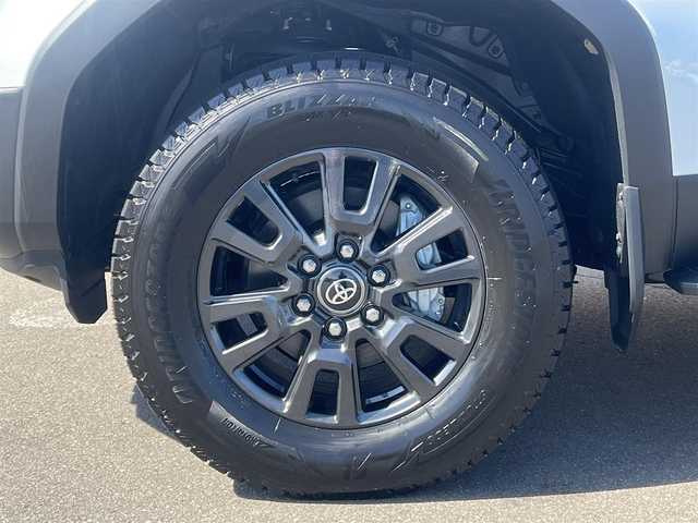 トヨタ ランドクルーザー ２５０ VX 栃木県 2024(令6)年 0.1万km プラチナホワイトパールマイカ ワンオーナー/衝突軽減システム/４WD/LEDヘッドライト/純正メモリナビ/フルセグ/全方位カメラ/パノラミックビューモニター機能/トヨタ純正18インチアルミ（冬タイヤ装着）/スマートキー/本革レザーシート/運転席パワーシート/前席シートヒーター/エアシート/デジタルインナーミラー(ドライブレコーダー一体型)/プッシュスタート/レーダークルーズコントロール追従走行有/LTA（レーントレーシングアシスト）/コーナーセンサー/オートマチックハイビーム/電動パーキングブレーキ/ブレーキホールド機能/MTモード付AT/ステアリングスイッチ/ステアリングヒーター/サンルーフ/ブラインドスポットモニター/ETC2.0/電動リアゲート/センターデフロック/ヘッドライトウォッシャー/ルーフレール/純正フロアマット/純正ドアバイザー/オートライト/ダブルオートエアコン/パワーステアリング/パワーウィンドウ/ヘッドライトレベライザー/横滑り防止/盗難防止装置/寒冷地仕様/電動格納ウィンカーミラー/保証書/記録簿/スペアキー1本有