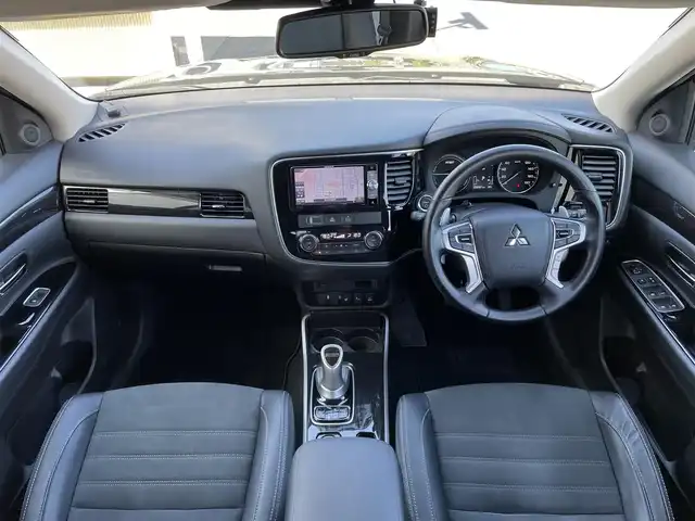 三菱 アウトランダー ＰＨＥＶ G セーフティパッケージ 東京都 2017(平29)年 5.9万km アメジストブラック ４WD車/社外メモリナビ＆フルセグ/・BluetoothAudio/・CD/SD/DVD/FM/AM/ｅアシストシステム　/（予防安全技術）/・衝突被害軽減ブレーキ/・車線逸脱警報/・レーダークルーズコントロール/・オートマチックハイビーム/ブラック合皮スエード調コンビシート/・D席パワーシート/・シートヒーター/アラウンドビューモニター /OP装備/・パーキングセンサー /・誤発進抑制機能 /・後側方車両検知警報 /・後退時車両検知警報 /LEDヘッドライト /ステアリングヒーター/プッシュエンジンスタート/保証書＆取説