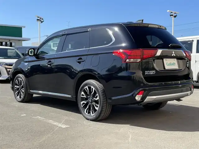 三菱 アウトランダー ＰＨＥＶ G セーフティパッケージ 東京都 2017(平29)年 5.9万km アメジストブラック ４WD車/社外メモリナビ＆フルセグ/・BluetoothAudio/・CD/SD/DVD/FM/AM/ｅアシストシステム　/（予防安全技術）/・衝突被害軽減ブレーキ/・車線逸脱警報/・レーダークルーズコントロール/・オートマチックハイビーム/ブラック合皮スエード調コンビシート/・D席パワーシート/・シートヒーター/アラウンドビューモニター /OP装備/・パーキングセンサー /・誤発進抑制機能 /・後側方車両検知警報 /・後退時車両検知警報 /LEDヘッドライト /ステアリングヒーター/プッシュエンジンスタート/保証書＆取説