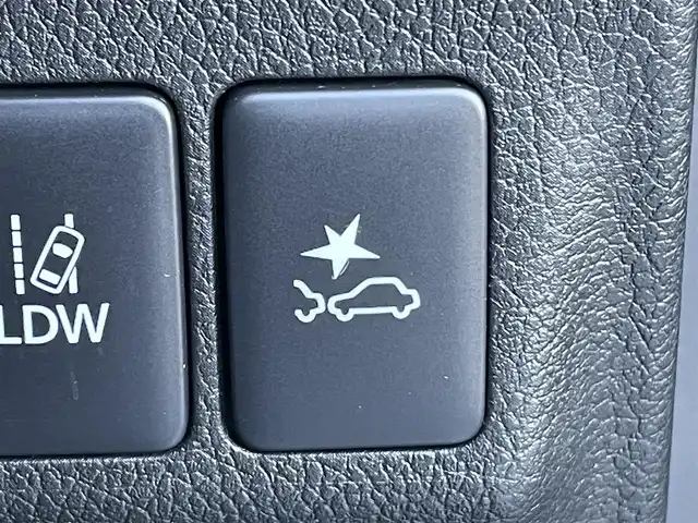三菱 アウトランダー ＰＨＥＶ G セーフティパッケージ 東京都 2017(平29)年 5.9万km アメジストブラック ４WD車/社外メモリナビ＆フルセグ/・BluetoothAudio/・CD/SD/DVD/FM/AM/ｅアシストシステム　/（予防安全技術）/・衝突被害軽減ブレーキ/・車線逸脱警報/・レーダークルーズコントロール/・オートマチックハイビーム/ブラック合皮スエード調コンビシート/・D席パワーシート/・シートヒーター/アラウンドビューモニター /OP装備/・パーキングセンサー /・誤発進抑制機能 /・後側方車両検知警報 /・後退時車両検知警報 /LEDヘッドライト /ステアリングヒーター/プッシュエンジンスタート/保証書＆取説