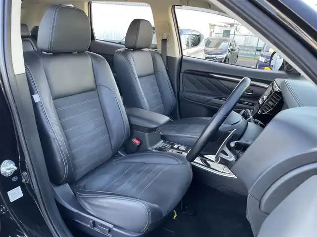 三菱 アウトランダー ＰＨＥＶ G セーフティパッケージ 東京都 2017(平29)年 5.9万km アメジストブラック ４WD車/社外メモリナビ＆フルセグ/・BluetoothAudio/・CD/SD/DVD/FM/AM/ｅアシストシステム　/（予防安全技術）/・衝突被害軽減ブレーキ/・車線逸脱警報/・レーダークルーズコントロール/・オートマチックハイビーム/ブラック合皮スエード調コンビシート/・D席パワーシート/・シートヒーター/アラウンドビューモニター /OP装備/・パーキングセンサー /・誤発進抑制機能 /・後側方車両検知警報 /・後退時車両検知警報 /LEDヘッドライト /ステアリングヒーター/プッシュエンジンスタート/保証書＆取説