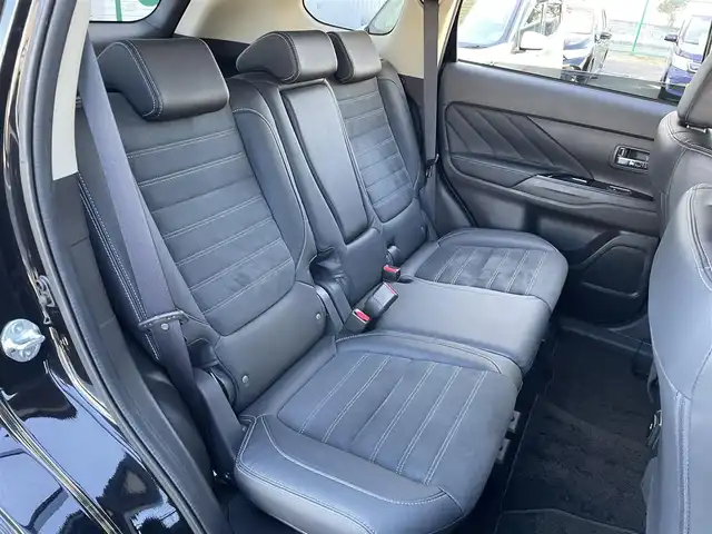 三菱 アウトランダー ＰＨＥＶ G セーフティパッケージ 東京都 2017(平29)年 5.9万km アメジストブラック ４WD車/社外メモリナビ＆フルセグ/・BluetoothAudio/・CD/SD/DVD/FM/AM/ｅアシストシステム　/（予防安全技術）/・衝突被害軽減ブレーキ/・車線逸脱警報/・レーダークルーズコントロール/・オートマチックハイビーム/ブラック合皮スエード調コンビシート/・D席パワーシート/・シートヒーター/アラウンドビューモニター /OP装備/・パーキングセンサー /・誤発進抑制機能 /・後側方車両検知警報 /・後退時車両検知警報 /LEDヘッドライト /ステアリングヒーター/プッシュエンジンスタート/保証書＆取説