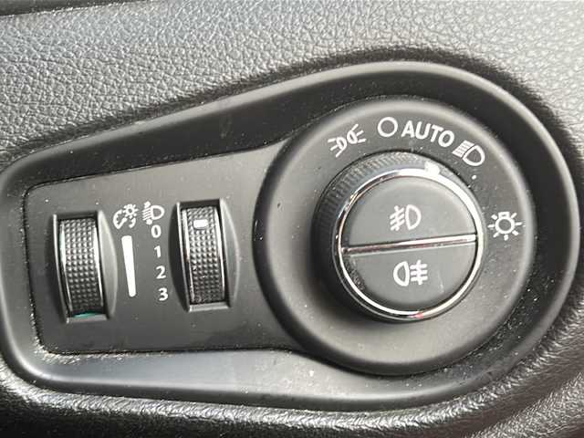 クライスラー・ジープ ジープ レネゲード トレイルホーク 青森県 2015(平27)年 17.5万km 赤 Carrozzeria製ポータブルメモリーナビ（AVIC-MRP600）/１７インチ純正AW付サマータイヤ積載/４WD/革巻きステアリング/ワンセグテレビ/バックカメラ/後方コーナーセンサー/ABS/横滑り防止装置/ダウンヒルアシストコントロール/車線逸脱防止/オートライト/純正フロアマット/MTモード付AT/クルーズコントロール/ETC/ダブルエアバッグ/ルーフレール