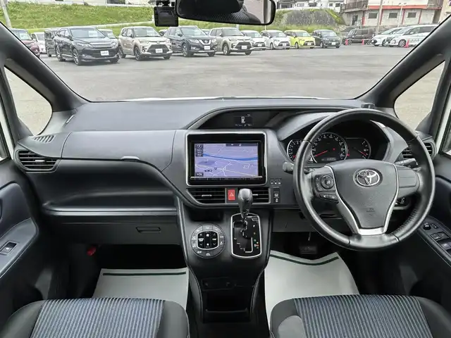 トヨタ ヴォクシー ZS 煌 岡山県 2016(平28)年 5.6万km ホワイトパールクリスタルシャイン 純正ＳＤナビ/フルセグＴＶ/CD／DVD／SD再生/Bluetooth接続/バックカメラ/ETC/両側パワースライドドア/レーンキープアシスト/衝突軽減ブレーキ/オートハイビーム/前後ドライブレコーダー/アイドリングストップ/コーナーセンサー/電動格納ウインカーミラー/プッシュスタート/ドアバイザー/ISOFIX/LEDヘッドライト