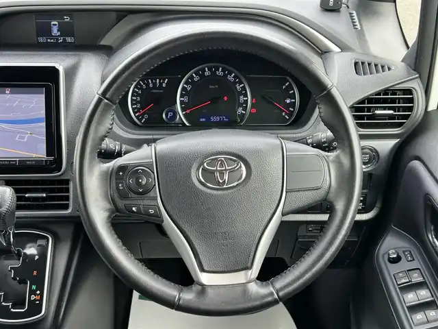 トヨタ ヴォクシー ZS 煌 岡山県 2016(平28)年 5.6万km ホワイトパールクリスタルシャイン 純正ＳＤナビ/フルセグＴＶ/CD／DVD／SD再生/Bluetooth接続/バックカメラ/ETC/両側パワースライドドア/レーンキープアシスト/衝突軽減ブレーキ/オートハイビーム/前後ドライブレコーダー/アイドリングストップ/コーナーセンサー/電動格納ウインカーミラー/プッシュスタート/ドアバイザー/ISOFIX/LEDヘッドライト
