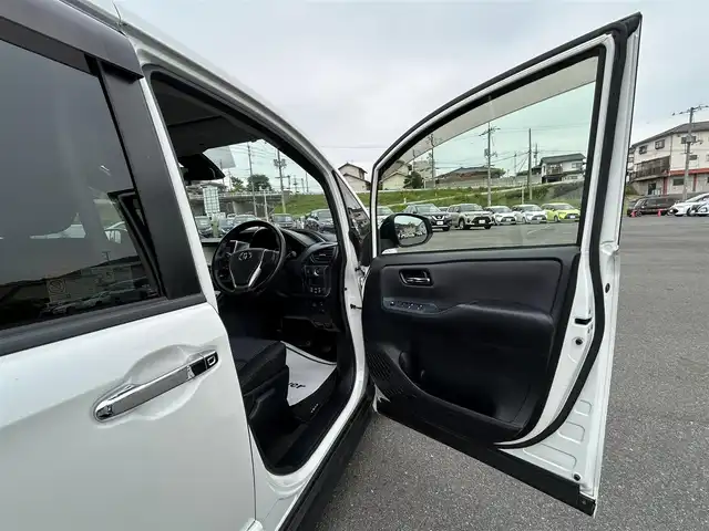 トヨタ ヴォクシー ZS 煌 岡山県 2016(平28)年 5.6万km ホワイトパールクリスタルシャイン 純正ＳＤナビ/フルセグＴＶ/CD／DVD／SD再生/Bluetooth接続/バックカメラ/ETC/両側パワースライドドア/レーンキープアシスト/衝突軽減ブレーキ/オートハイビーム/前後ドライブレコーダー/アイドリングストップ/コーナーセンサー/電動格納ウインカーミラー/プッシュスタート/ドアバイザー/ISOFIX/LEDヘッドライト