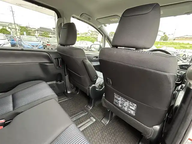 トヨタ ヴォクシー ZS 煌 岡山県 2016(平28)年 5.6万km ホワイトパールクリスタルシャイン 純正ＳＤナビ/フルセグＴＶ/CD／DVD／SD再生/Bluetooth接続/バックカメラ/ETC/両側パワースライドドア/レーンキープアシスト/衝突軽減ブレーキ/オートハイビーム/前後ドライブレコーダー/アイドリングストップ/コーナーセンサー/電動格納ウインカーミラー/プッシュスタート/ドアバイザー/ISOFIX/LEDヘッドライト