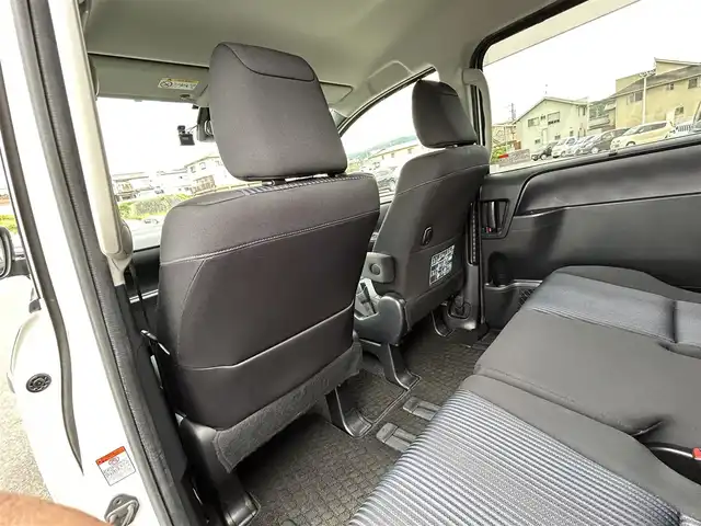 トヨタ ヴォクシー ZS 煌 岡山県 2016(平28)年 5.6万km ホワイトパールクリスタルシャイン 純正ＳＤナビ/フルセグＴＶ/CD／DVD／SD再生/Bluetooth接続/バックカメラ/ETC/両側パワースライドドア/レーンキープアシスト/衝突軽減ブレーキ/オートハイビーム/前後ドライブレコーダー/アイドリングストップ/コーナーセンサー/電動格納ウインカーミラー/プッシュスタート/ドアバイザー/ISOFIX/LEDヘッドライト