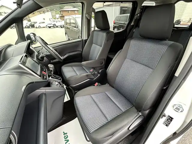 トヨタ ヴォクシー ZS 煌 岡山県 2016(平28)年 5.6万km ホワイトパールクリスタルシャイン 純正ＳＤナビ/フルセグＴＶ/CD／DVD／SD再生/Bluetooth接続/バックカメラ/ETC/両側パワースライドドア/レーンキープアシスト/衝突軽減ブレーキ/オートハイビーム/前後ドライブレコーダー/アイドリングストップ/コーナーセンサー/電動格納ウインカーミラー/プッシュスタート/ドアバイザー/ISOFIX/LEDヘッドライト