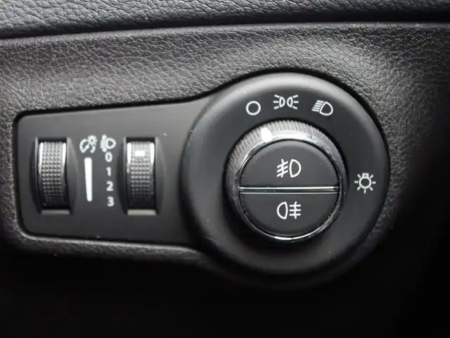 クライスラー・ジープ ジープ コンパス ロンジチュード 埼玉県 2018(平30)年 2.4万km 茶 オートクルーズコントロール /ルームミラー内臓バックカメラ /パークディスタンスコントロール /U-connectナビ /CarPlay /Bluetooth /フルセグTV /ETC /横滑り防止装置 /アイドリングストップシステム /純正フロアマット