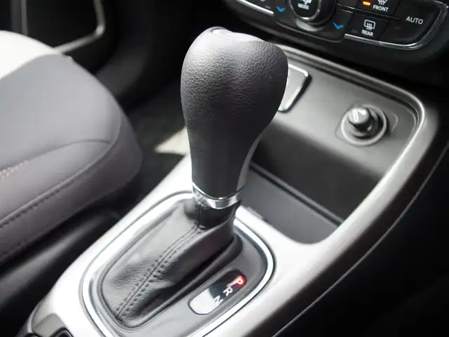 クライスラー・ジープ ジープ コンパス ロンジチュード 埼玉県 2018(平30)年 2.4万km 茶 オートクルーズコントロール /ルームミラー内臓バックカメラ /パークディスタンスコントロール /U-connectナビ /CarPlay /Bluetooth /フルセグTV /ETC /横滑り防止装置 /アイドリングストップシステム /純正フロアマット