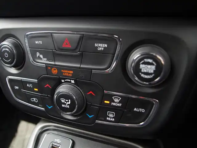 クライスラー・ジープ ジープ コンパス ロンジチュード 埼玉県 2018(平30)年 2.4万km 茶 オートクルーズコントロール /ルームミラー内臓バックカメラ /パークディスタンスコントロール /U-connectナビ /CarPlay /Bluetooth /フルセグTV /ETC /横滑り防止装置 /アイドリングストップシステム /純正フロアマット