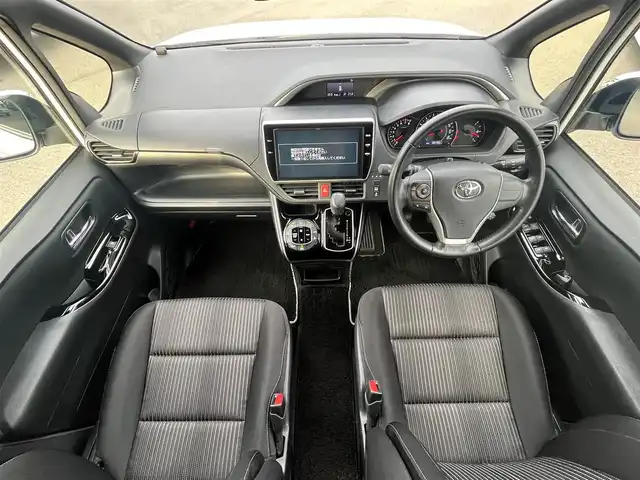 トヨタ ヴォクシー ZS 煌 愛媛県 2018(平30)年 8.9万km ホワイトパールクリスタルシャイン ワンオーナー/登録時走行距離：88485km/純正ナビ/Bluetooth/バックカメラ/後部座席モニター/後部座席エアコン/サンシェード/純正ビルトインETC/横滑り防止装置/レーンキープアシスト/盗難防止装置/衝突軽減システム/LEDヘッドライト/両側パワースライドドア/エンジンスタートボタン/スマートキー/純正フロアマット