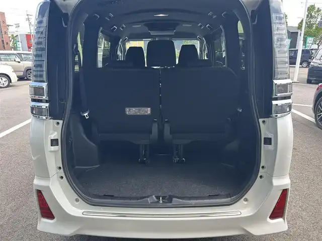 トヨタ ヴォクシー ZS 煌 愛媛県 2018(平30)年 8.9万km ホワイトパールクリスタルシャイン ワンオーナー/登録時走行距離：88485km/純正ナビ/Bluetooth/バックカメラ/後部座席モニター/後部座席エアコン/サンシェード/純正ビルトインETC/横滑り防止装置/レーンキープアシスト/盗難防止装置/衝突軽減システム/LEDヘッドライト/両側パワースライドドア/エンジンスタートボタン/スマートキー/純正フロアマット