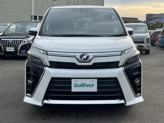 トヨタ ヴォクシー ZS 煌 愛媛県 2018(平30)年 8.9万km ホワイトパールクリスタルシャイン ワンオーナー/登録時走行距離：88485km/純正ナビ/Bluetooth/バックカメラ/後部座席モニター/後部座席エアコン/サンシェード/純正ビルトインETC/横滑り防止装置/レーンキープアシスト/盗難防止装置/衝突軽減システム/LEDヘッドライト/両側パワースライドドア/エンジンスタートボタン/スマートキー/純正フロアマット