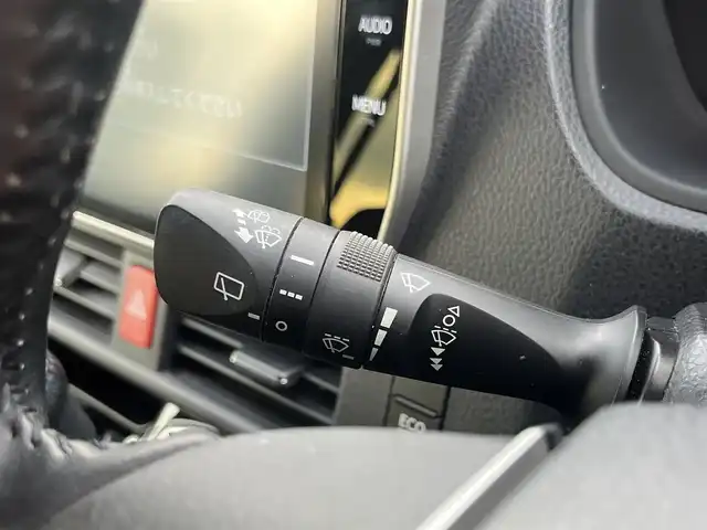 トヨタ ヴォクシー ZS 煌 愛媛県 2018(平30)年 8.9万km ホワイトパールクリスタルシャイン ワンオーナー/登録時走行距離：88485km/純正ナビ/Bluetooth/バックカメラ/後部座席モニター/後部座席エアコン/サンシェード/純正ビルトインETC/横滑り防止装置/レーンキープアシスト/盗難防止装置/衝突軽減システム/LEDヘッドライト/両側パワースライドドア/エンジンスタートボタン/スマートキー/純正フロアマット