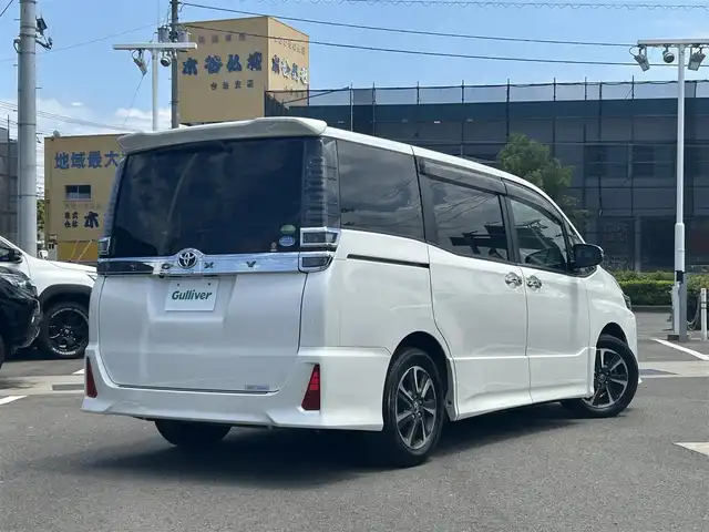 トヨタ ヴォクシー ZS 煌 愛媛県 2018(平30)年 8.9万km ホワイトパールクリスタルシャイン ワンオーナー/登録時走行距離：88485km/純正ナビ/Bluetooth/バックカメラ/後部座席モニター/後部座席エアコン/サンシェード/純正ビルトインETC/横滑り防止装置/レーンキープアシスト/盗難防止装置/衝突軽減システム/LEDヘッドライト/両側パワースライドドア/エンジンスタートボタン/スマートキー/純正フロアマット