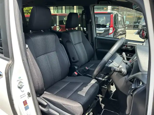 トヨタ ヴォクシー ZS 煌 愛媛県 2018(平30)年 8.9万km ホワイトパールクリスタルシャイン ワンオーナー/登録時走行距離：88485km/純正ナビ/Bluetooth/バックカメラ/後部座席モニター/後部座席エアコン/サンシェード/純正ビルトインETC/横滑り防止装置/レーンキープアシスト/盗難防止装置/衝突軽減システム/LEDヘッドライト/両側パワースライドドア/エンジンスタートボタン/スマートキー/純正フロアマット
