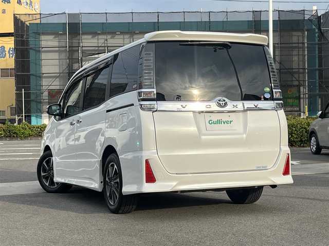 トヨタ ヴォクシー ZS 煌 徳島県 2018(平30)年 8.9万km ホワイトパールクリスタルシャイン ワンオーナー/純正ナビ/Bluetooth/バックカメラ/フリップダウンモニター/両側パワースライドドア/セーフティセンス/・プリクラッシュセーフティシステム/・レーンディパーチャーアラート/・オートマチックハイビーム/・先行車発進告知機能/クルーズコントロール/LEDヘッドライト/純正16インチAW/純正ビルトインETC2.0/革巻きステアリングホイール/左右独立温度調整オートエアコン/リアオートエアコン/サンシェード/横滑り防止装置/盗難防止装置/スマートエントリー/プッシュスタートシステム/純正フロアマット/登録時走行距離：88485km