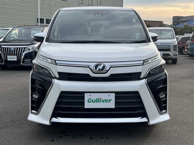 トヨタ ヴォクシー ZS 煌 徳島県 2018(平30)年 8.9万km ホワイトパールクリスタルシャイン ワンオーナー/純正ナビ/Bluetooth/バックカメラ/フリップダウンモニター/両側パワースライドドア/セーフティセンス/・プリクラッシュセーフティシステム/・レーンディパーチャーアラート/・オートマチックハイビーム/・先行車発進告知機能/クルーズコントロール/LEDヘッドライト/純正16インチAW/純正ビルトインETC2.0/革巻きステアリングホイール/左右独立温度調整オートエアコン/リアオートエアコン/サンシェード/横滑り防止装置/盗難防止装置/スマートエントリー/プッシュスタートシステム/純正フロアマット/登録時走行距離：88485km