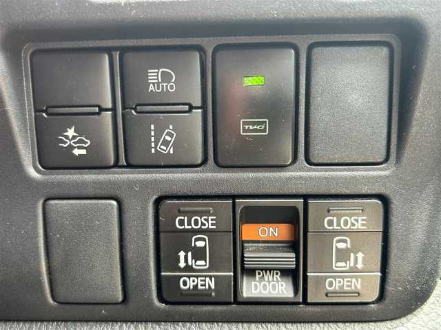 トヨタ ヴォクシー ZS 煌 徳島県 2018(平30)年 8.9万km ホワイトパールクリスタルシャイン ワンオーナー/純正ナビ/Bluetooth/バックカメラ/フリップダウンモニター/両側パワースライドドア/セーフティセンス/・プリクラッシュセーフティシステム/・レーンディパーチャーアラート/・オートマチックハイビーム/・先行車発進告知機能/クルーズコントロール/LEDヘッドライト/純正16インチAW/純正ビルトインETC2.0/革巻きステアリングホイール/左右独立温度調整オートエアコン/リアオートエアコン/サンシェード/横滑り防止装置/盗難防止装置/スマートエントリー/プッシュスタートシステム/純正フロアマット/登録時走行距離：88485km