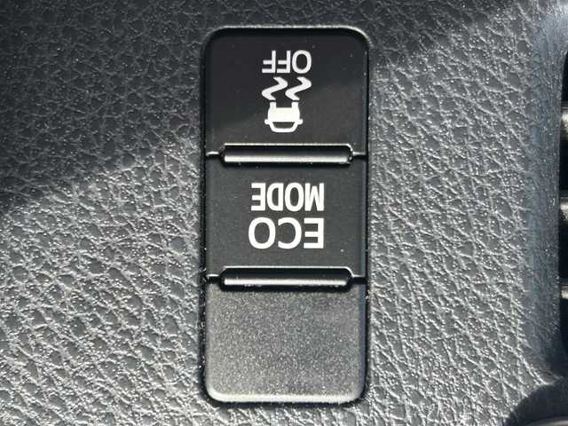 トヨタ ヴォクシー ZS 煌 徳島県 2018(平30)年 8.9万km ホワイトパールクリスタルシャイン ワンオーナー/純正ナビ/Bluetooth/バックカメラ/フリップダウンモニター/両側パワースライドドア/セーフティセンス/・プリクラッシュセーフティシステム/・レーンディパーチャーアラート/・オートマチックハイビーム/・先行車発進告知機能/クルーズコントロール/LEDヘッドライト/純正16インチAW/純正ビルトインETC2.0/革巻きステアリングホイール/左右独立温度調整オートエアコン/リアオートエアコン/サンシェード/横滑り防止装置/盗難防止装置/スマートエントリー/プッシュスタートシステム/純正フロアマット/登録時走行距離：88485km