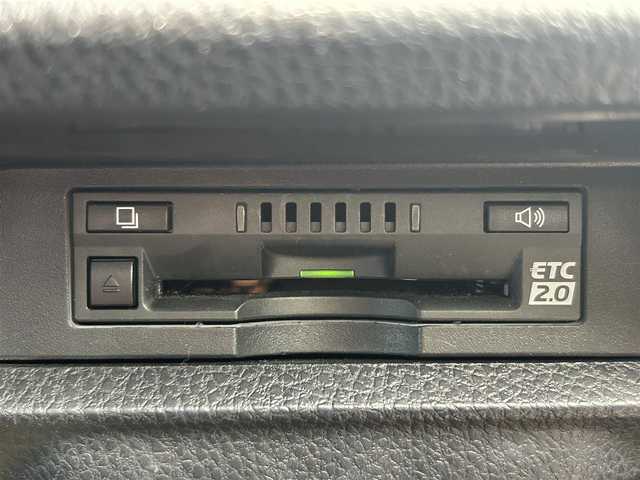 トヨタ ヴォクシー ZS 煌 徳島県 2018(平30)年 8.9万km ホワイトパールクリスタルシャイン ワンオーナー/純正ナビ/Bluetooth/バックカメラ/フリップダウンモニター/両側パワースライドドア/セーフティセンス/・プリクラッシュセーフティシステム/・レーンディパーチャーアラート/・オートマチックハイビーム/・先行車発進告知機能/クルーズコントロール/LEDヘッドライト/純正16インチAW/純正ビルトインETC2.0/革巻きステアリングホイール/左右独立温度調整オートエアコン/リアオートエアコン/サンシェード/横滑り防止装置/盗難防止装置/スマートエントリー/プッシュスタートシステム/純正フロアマット/登録時走行距離：88485km