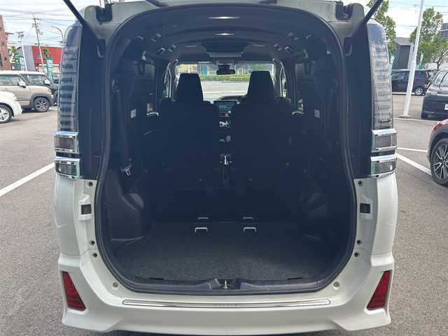 トヨタ ヴォクシー ZS 煌 徳島県 2018(平30)年 8.9万km ホワイトパールクリスタルシャイン ワンオーナー/純正ナビ/Bluetooth/バックカメラ/フリップダウンモニター/両側パワースライドドア/セーフティセンス/・プリクラッシュセーフティシステム/・レーンディパーチャーアラート/・オートマチックハイビーム/・先行車発進告知機能/クルーズコントロール/LEDヘッドライト/純正16インチAW/純正ビルトインETC2.0/革巻きステアリングホイール/左右独立温度調整オートエアコン/リアオートエアコン/サンシェード/横滑り防止装置/盗難防止装置/スマートエントリー/プッシュスタートシステム/純正フロアマット/登録時走行距離：88485km