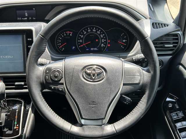 トヨタ ヴォクシー ZS 煌 徳島県 2018(平30)年 8.9万km ホワイトパールクリスタルシャイン ワンオーナー/純正ナビ/Bluetooth/バックカメラ/フリップダウンモニター/両側パワースライドドア/セーフティセンス/・プリクラッシュセーフティシステム/・レーンディパーチャーアラート/・オートマチックハイビーム/・先行車発進告知機能/クルーズコントロール/LEDヘッドライト/純正16インチAW/純正ビルトインETC2.0/革巻きステアリングホイール/左右独立温度調整オートエアコン/リアオートエアコン/サンシェード/横滑り防止装置/盗難防止装置/スマートエントリー/プッシュスタートシステム/純正フロアマット/登録時走行距離：88485km