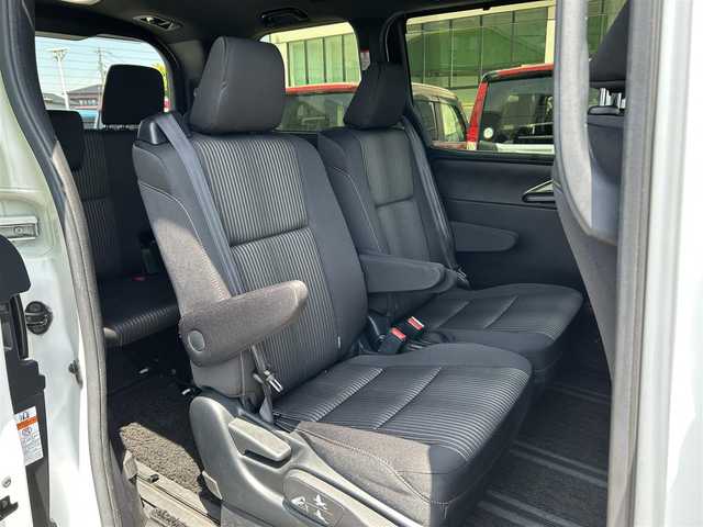 トヨタ ヴォクシー ZS 煌 徳島県 2018(平30)年 8.9万km ホワイトパールクリスタルシャイン ワンオーナー/純正ナビ/Bluetooth/バックカメラ/フリップダウンモニター/両側パワースライドドア/セーフティセンス/・プリクラッシュセーフティシステム/・レーンディパーチャーアラート/・オートマチックハイビーム/・先行車発進告知機能/クルーズコントロール/LEDヘッドライト/純正16インチAW/純正ビルトインETC2.0/革巻きステアリングホイール/左右独立温度調整オートエアコン/リアオートエアコン/サンシェード/横滑り防止装置/盗難防止装置/スマートエントリー/プッシュスタートシステム/純正フロアマット/登録時走行距離：88485km