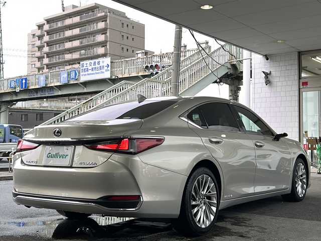レクサス ＥＳ 300h バージョンL 京都府 2019(令1)年 1.2万km アイスエクリュマイカメタリック 純正SDナビ/フルセグTV/Bluetooth Audio/バックカメラ/パノラミックビューモニター/サンルーフ/禁煙車/レーダークルーズコントロール/パドルシフト/パワーシート(D＋N席)/シートヒーター(全席)/エアーシート(D＋N席)/三眼LEDヘッドライト/デジタルインナーミラー/デジタルアウターミラー/後席リクライニング/HUD/前席ポジションメモリー/茶皮シート/BSM/先行車発進告知/横滑り防止装置/レーンキープアシスト/TPWS/ステアリングヒーター/電格サンシェード/ビルトインETC2.0/オートライト/前方ドライブレコーダー/純正フロアマット/デュアルエアコン