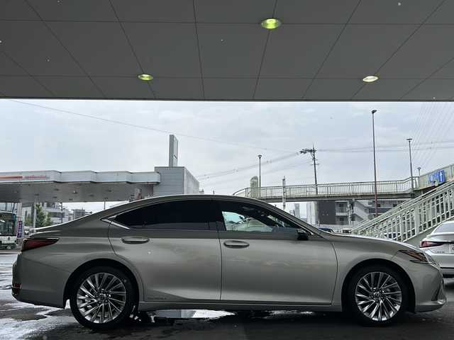 レクサス ＥＳ 300h バージョンL 京都府 2019(令1)年 1.2万km アイスエクリュマイカメタリック 純正SDナビ/フルセグTV/Bluetooth Audio/バックカメラ/パノラミックビューモニター/サンルーフ/禁煙車/レーダークルーズコントロール/パドルシフト/パワーシート(D＋N席)/シートヒーター(全席)/エアーシート(D＋N席)/三眼LEDヘッドライト/デジタルインナーミラー/デジタルアウターミラー/後席リクライニング/HUD/前席ポジションメモリー/茶皮シート/BSM/先行車発進告知/横滑り防止装置/レーンキープアシスト/TPWS/ステアリングヒーター/電格サンシェード/ビルトインETC2.0/オートライト/前方ドライブレコーダー/純正フロアマット/デュアルエアコン