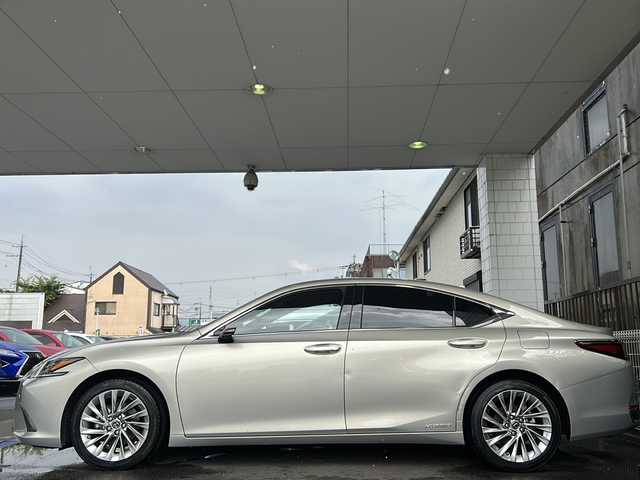 レクサス ＥＳ 300h バージョンL 京都府 2019(令1)年 1.2万km アイスエクリュマイカメタリック 純正SDナビ/フルセグTV/Bluetooth Audio/バックカメラ/パノラミックビューモニター/サンルーフ/禁煙車/レーダークルーズコントロール/パドルシフト/パワーシート(D＋N席)/シートヒーター(全席)/エアーシート(D＋N席)/三眼LEDヘッドライト/デジタルインナーミラー/デジタルアウターミラー/後席リクライニング/HUD/前席ポジションメモリー/茶皮シート/BSM/先行車発進告知/横滑り防止装置/レーンキープアシスト/TPWS/ステアリングヒーター/電格サンシェード/ビルトインETC2.0/オートライト/前方ドライブレコーダー/純正フロアマット/デュアルエアコン