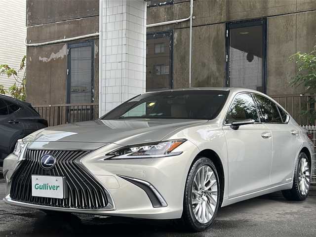レクサス ＥＳ 300h バージョンL 京都府 2019(令1)年 1.2万km アイスエクリュマイカメタリック 純正SDナビ/フルセグTV/Bluetooth Audio/バックカメラ/パノラミックビューモニター/サンルーフ/禁煙車/レーダークルーズコントロール/パドルシフト/パワーシート(D＋N席)/シートヒーター(全席)/エアーシート(D＋N席)/三眼LEDヘッドライト/デジタルインナーミラー/デジタルアウターミラー/後席リクライニング/HUD/前席ポジションメモリー/茶皮シート/BSM/先行車発進告知/横滑り防止装置/レーンキープアシスト/TPWS/ステアリングヒーター/電格サンシェード/ビルトインETC2.0/オートライト/前方ドライブレコーダー/純正フロアマット/デュアルエアコン