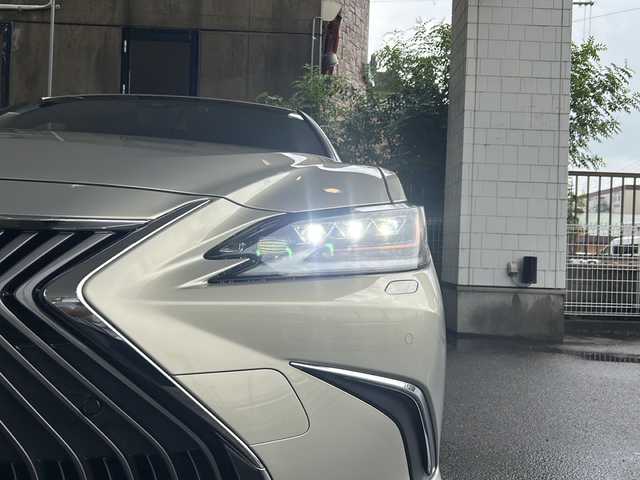 レクサス ＥＳ 300h バージョンL 京都府 2019(令1)年 1.2万km アイスエクリュマイカメタリック 純正SDナビ/フルセグTV/Bluetooth Audio/バックカメラ/パノラミックビューモニター/サンルーフ/禁煙車/レーダークルーズコントロール/パドルシフト/パワーシート(D＋N席)/シートヒーター(全席)/エアーシート(D＋N席)/三眼LEDヘッドライト/デジタルインナーミラー/デジタルアウターミラー/後席リクライニング/HUD/前席ポジションメモリー/茶皮シート/BSM/先行車発進告知/横滑り防止装置/レーンキープアシスト/TPWS/ステアリングヒーター/電格サンシェード/ビルトインETC2.0/オートライト/前方ドライブレコーダー/純正フロアマット/デュアルエアコン