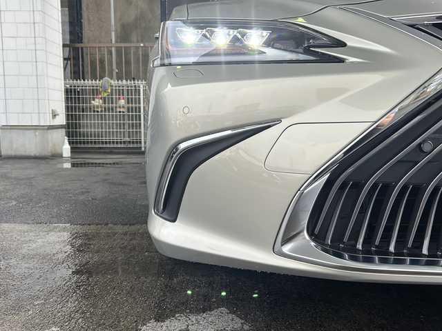 レクサス ＥＳ 300h バージョンL 京都府 2019(令1)年 1.2万km アイスエクリュマイカメタリック 純正SDナビ/フルセグTV/Bluetooth Audio/バックカメラ/パノラミックビューモニター/サンルーフ/禁煙車/レーダークルーズコントロール/パドルシフト/パワーシート(D＋N席)/シートヒーター(全席)/エアーシート(D＋N席)/三眼LEDヘッドライト/デジタルインナーミラー/デジタルアウターミラー/後席リクライニング/HUD/前席ポジションメモリー/茶皮シート/BSM/先行車発進告知/横滑り防止装置/レーンキープアシスト/TPWS/ステアリングヒーター/電格サンシェード/ビルトインETC2.0/オートライト/前方ドライブレコーダー/純正フロアマット/デュアルエアコン