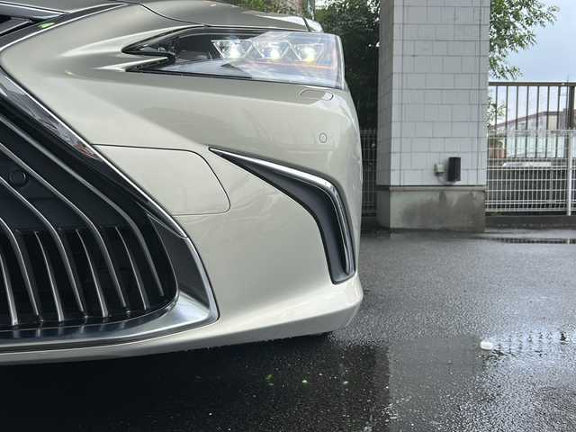 レクサス ＥＳ 300h バージョンL 京都府 2019(令1)年 1.2万km アイスエクリュマイカメタリック 純正SDナビ/フルセグTV/Bluetooth Audio/バックカメラ/パノラミックビューモニター/サンルーフ/禁煙車/レーダークルーズコントロール/パドルシフト/パワーシート(D＋N席)/シートヒーター(全席)/エアーシート(D＋N席)/三眼LEDヘッドライト/デジタルインナーミラー/デジタルアウターミラー/後席リクライニング/HUD/前席ポジションメモリー/茶皮シート/BSM/先行車発進告知/横滑り防止装置/レーンキープアシスト/TPWS/ステアリングヒーター/電格サンシェード/ビルトインETC2.0/オートライト/前方ドライブレコーダー/純正フロアマット/デュアルエアコン