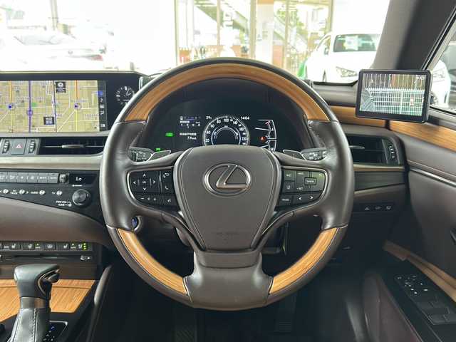 レクサス ＥＳ 300h バージョンL 京都府 2019(令1)年 1.2万km アイスエクリュマイカメタリック 純正SDナビ/フルセグTV/Bluetooth Audio/バックカメラ/パノラミックビューモニター/サンルーフ/禁煙車/レーダークルーズコントロール/パドルシフト/パワーシート(D＋N席)/シートヒーター(全席)/エアーシート(D＋N席)/三眼LEDヘッドライト/デジタルインナーミラー/デジタルアウターミラー/後席リクライニング/HUD/前席ポジションメモリー/茶皮シート/BSM/先行車発進告知/横滑り防止装置/レーンキープアシスト/TPWS/ステアリングヒーター/電格サンシェード/ビルトインETC2.0/オートライト/前方ドライブレコーダー/純正フロアマット/デュアルエアコン