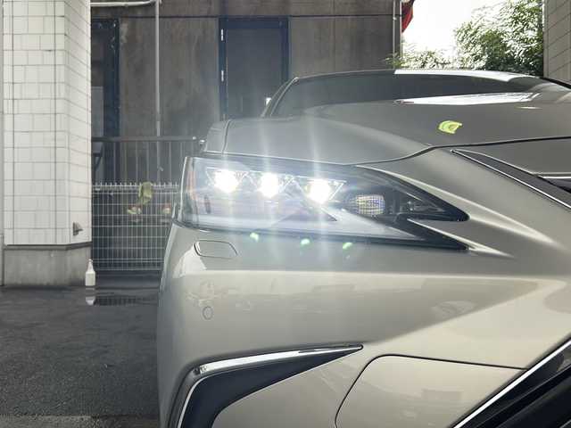 レクサス ＥＳ 300h バージョンL 京都府 2019(令1)年 1.2万km アイスエクリュマイカメタリック 純正SDナビ/フルセグTV/Bluetooth Audio/バックカメラ/パノラミックビューモニター/サンルーフ/禁煙車/レーダークルーズコントロール/パドルシフト/パワーシート(D＋N席)/シートヒーター(全席)/エアーシート(D＋N席)/三眼LEDヘッドライト/デジタルインナーミラー/デジタルアウターミラー/後席リクライニング/HUD/前席ポジションメモリー/茶皮シート/BSM/先行車発進告知/横滑り防止装置/レーンキープアシスト/TPWS/ステアリングヒーター/電格サンシェード/ビルトインETC2.0/オートライト/前方ドライブレコーダー/純正フロアマット/デュアルエアコン