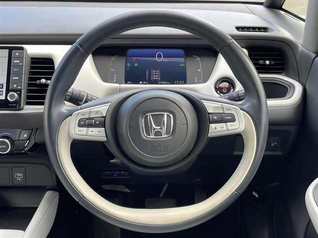 ホンダ フィット e:HEVホーム 群馬県 2022(令4)年 1.8万km プレミアムサンライトホワイトパール 純正９インチナビ　/バックカメラ　/フルセグＴＶ・Ｂｌｕｅｔｏｏｔｈ　　/衝突軽減ブレーキ　/コーナーセンサー　/クルーズコントロール　/電動パーキング　/ＬＥＤライト　/前後純正ドライブレコーダー　/前席シートヒーター　/ＥＴＣ