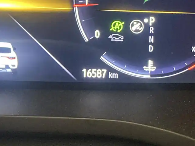 ルノー ルノー アルカナ RSライン マイルドハイブリッド 熊本県 2022(令4)年 1.7万km 白 ・スマートキー/・プッシュスタート/・アクティブブレーキ/・車間距離警告/・標識認識/・レーンキープアシスト/・ブラインドスポットモニター/・前後パークアシスト/・サイドパークアシスト/・リアクロストラフィックアラート/・クルーズコントロール(追従式)/・ハーフレザーシート/・前席パワーシート/・前席シートイーター/・ハンドルヒーター /・純正ディスプレイオーディオ/　【Bluetooth・USB・AppleCarPlay・AndroidAuto】/・全方位カメラ/・ETC/・ドライブレコーダー(前方録画)/・LEDヘッドランプ/・純正マット/・保証書/取説