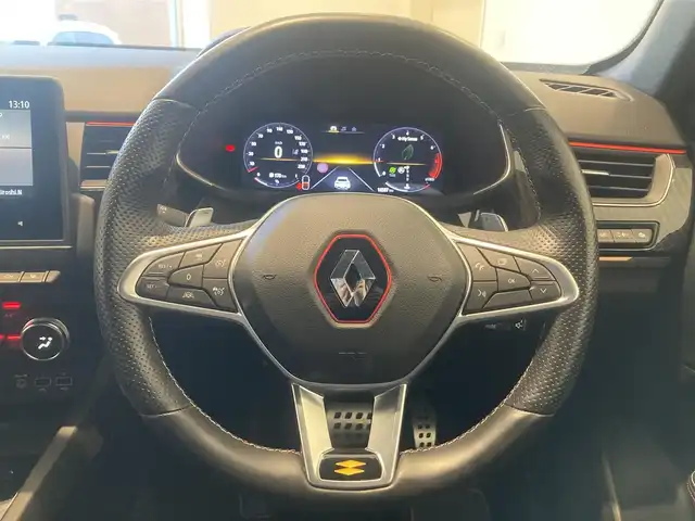 ルノー ルノー アルカナ RSライン マイルドハイブリッド 熊本県 2022(令4)年 1.7万km 白 ・スマートキー/・プッシュスタート/・アクティブブレーキ/・車間距離警告/・標識認識/・レーンキープアシスト/・ブラインドスポットモニター/・前後パークアシスト/・サイドパークアシスト/・リアクロストラフィックアラート/・クルーズコントロール(追従式)/・ハーフレザーシート/・前席パワーシート/・前席シートイーター/・ハンドルヒーター /・純正ディスプレイオーディオ/　【Bluetooth・USB・AppleCarPlay・AndroidAuto】/・全方位カメラ/・ETC/・ドライブレコーダー(前方録画)/・LEDヘッドランプ/・純正マット/・保証書/取説